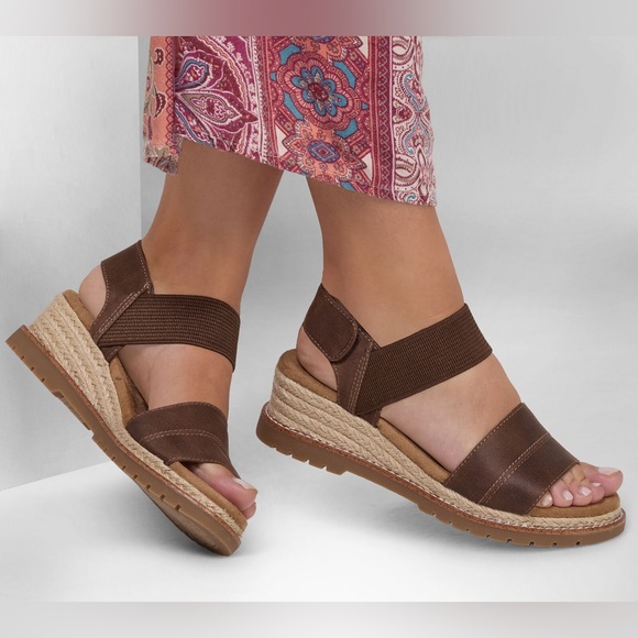 🌻🆕SKECHERS DESERT CHILL CITYSCAPES WOMENS SANDALS-BROWN COLOR- SIZE 8 - Picture 1 of 12